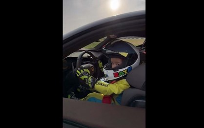 Menino-prodígio: aos três anos já conduz um Ferrari com 1.000 cv