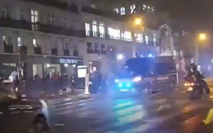 Carrinhas da polícia chocam no meio de manifestação em Paris