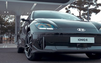 Acha difícil carregar um ''eléctrico''? Robô da Hyundai resolve o problema