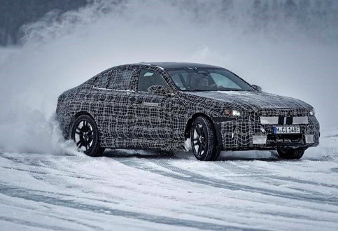 BMW i5 já acelera no Círculo Polar Árctico