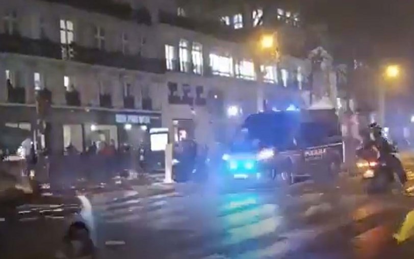 Carrinhas da polícia chocam no meio de manifestação em Paris