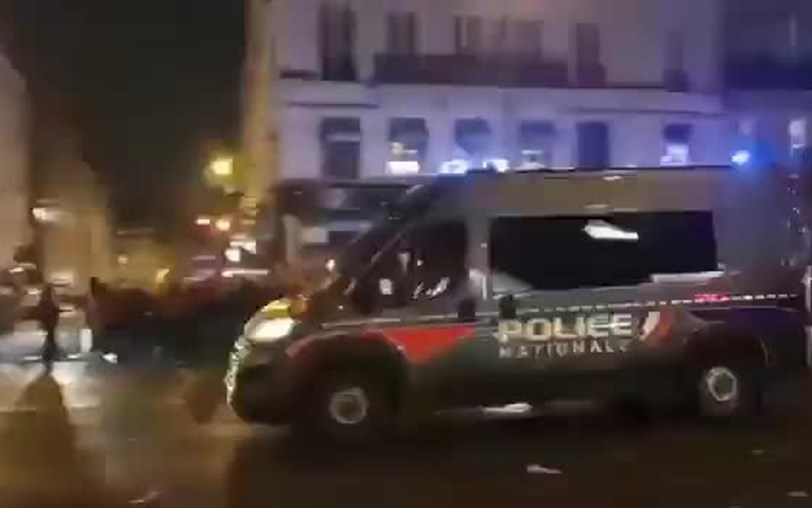 Carrinhas da polícia chocam no meio de manifestação em Paris