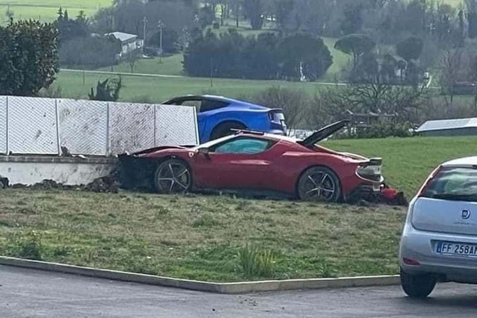 Quando estupidez e insanidade se fundem: dois Ferrari ''voam'' contra muro de casa