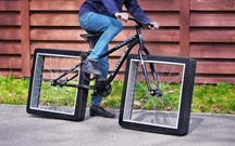 Farto das bicicletas normais? Esta tem rodas quadradas!