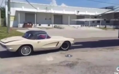 Como não se deve descarregar um Corvette…