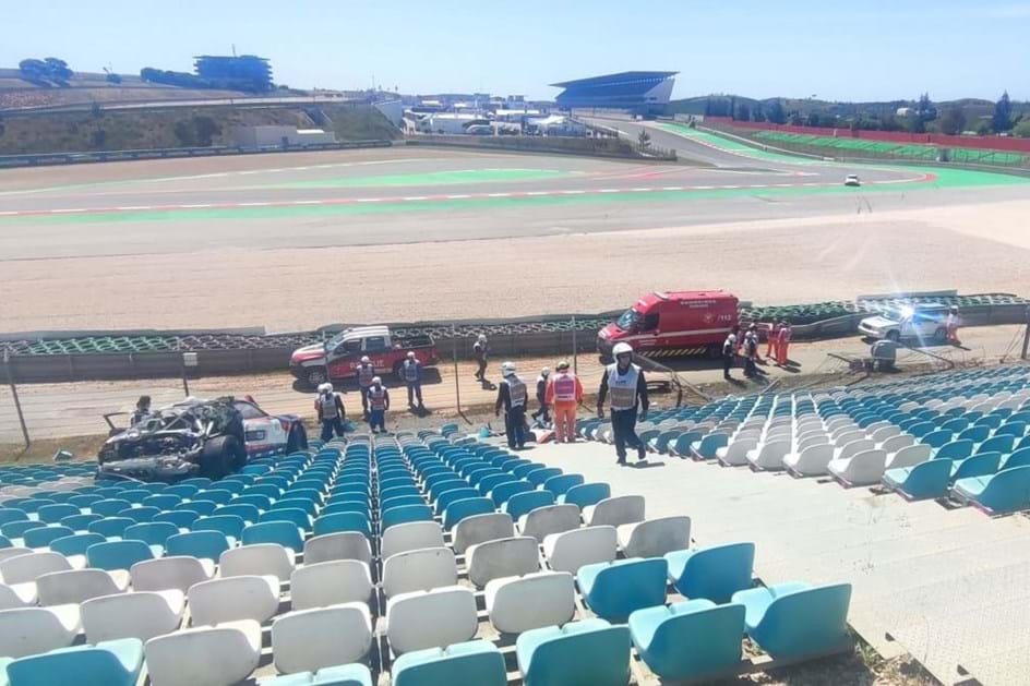 Porsche 911 aterra nas bancadas do Autódromo do Algarve