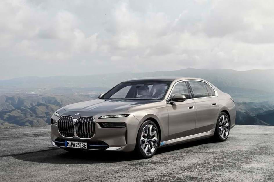 BMW leva futebol para dentro do i7