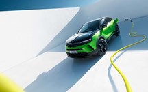''Cobra'' de carregamento é estrela em campanha do Opel Mokka Electric