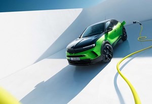 ''Cobra'' de carregamento é estrela em campanha do Opel Mokka Electric