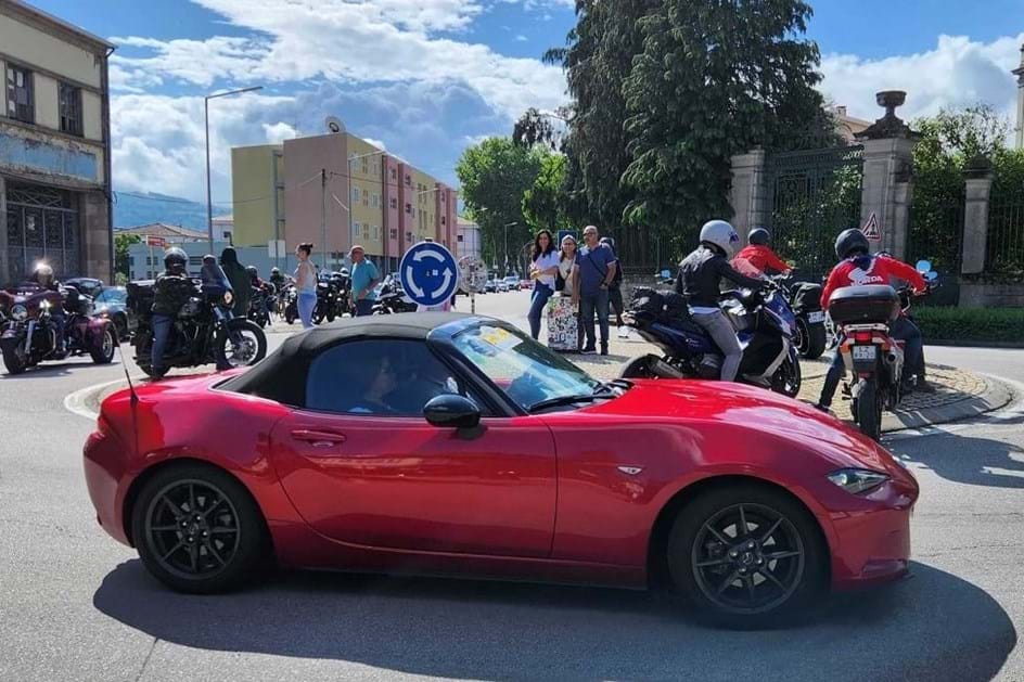 Mazda MX-5 à desfilada pela Nacional 2