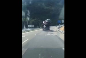 Camião carregado de carros às bolandas: cai ou não cai?!
