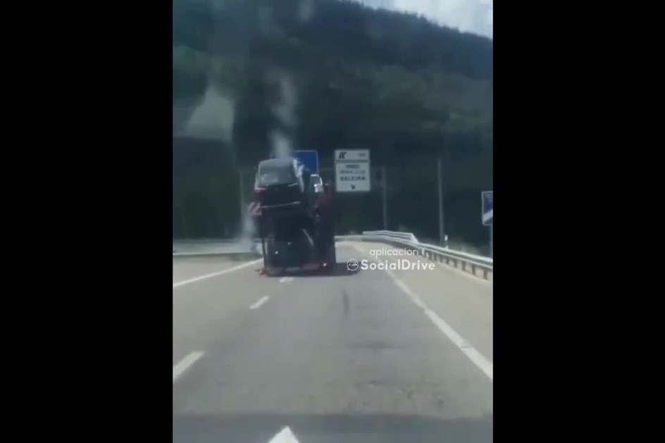 Camião carregado de carros às bolandas: cai ou não cai?!