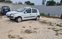 ''Clio do Aço'': Renault que voou na escadaria da Universidade de Coimbra à venda no OLX por 'A Tal das Escadas'