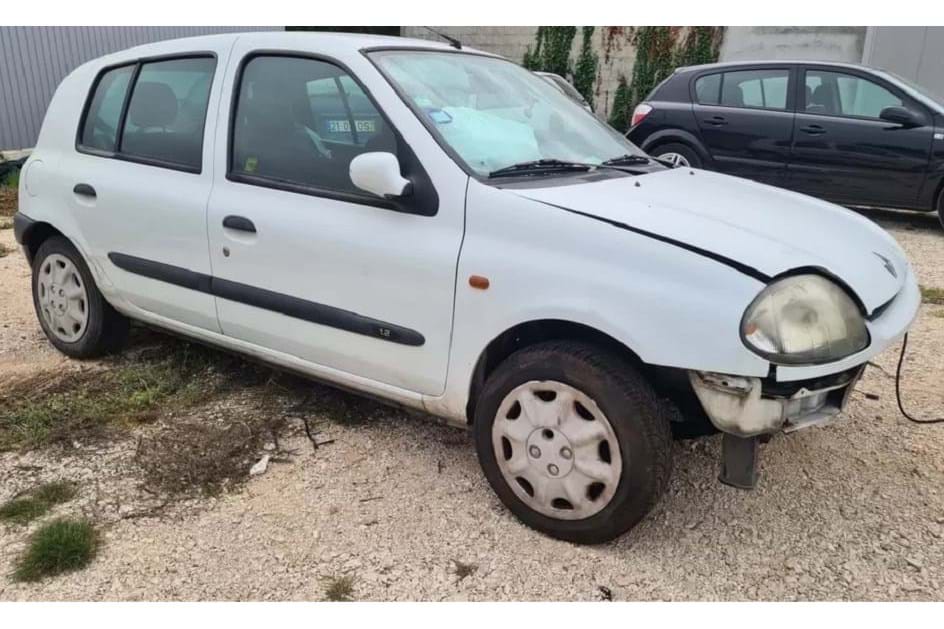 Clio do Aço'': Renault que desceu escadaria da Universidade de