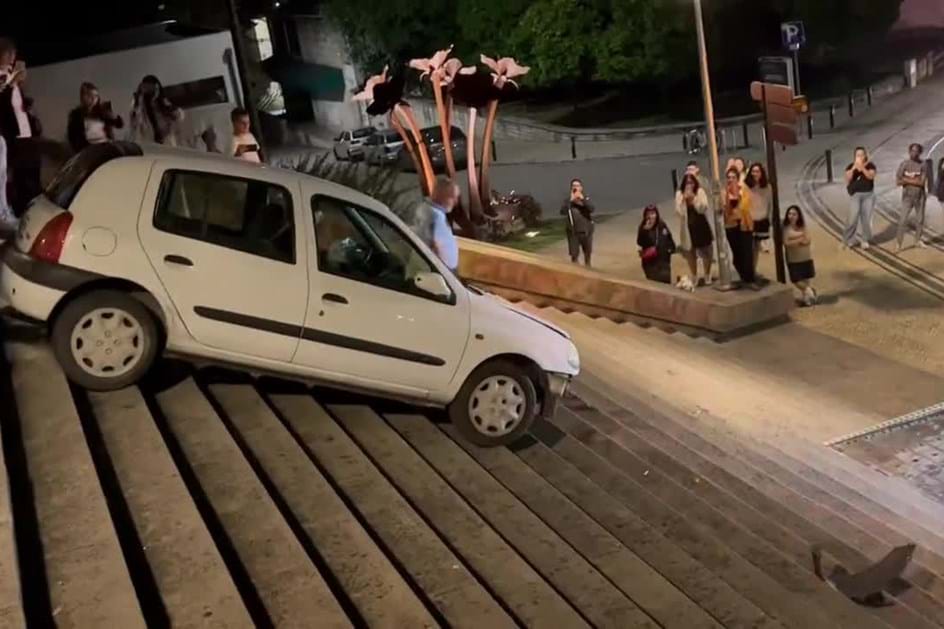 ''Clio do Aço'': Renault que voou na escadaria da Universidade de Coimbra à venda no OLX por 'A Tal das Escadas'