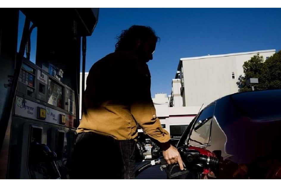 Gasolina e gasóleo baixam preços na segunda-feira