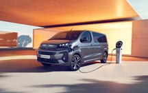 Peugeot e-Traveller ganha visual mais robusto e sobe autonomia até 350 km