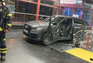 Carro entra no metro em marcha atrás e quase atropela rapaz