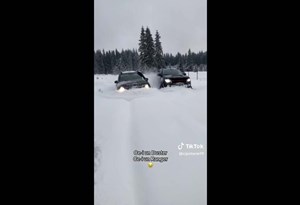 Só visto: Dacia Duster ridiculariza Ford Ranger no meio da neve