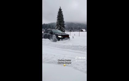 Só visto: Dacia Duster ridiculariza Ford Ranger no meio da neve