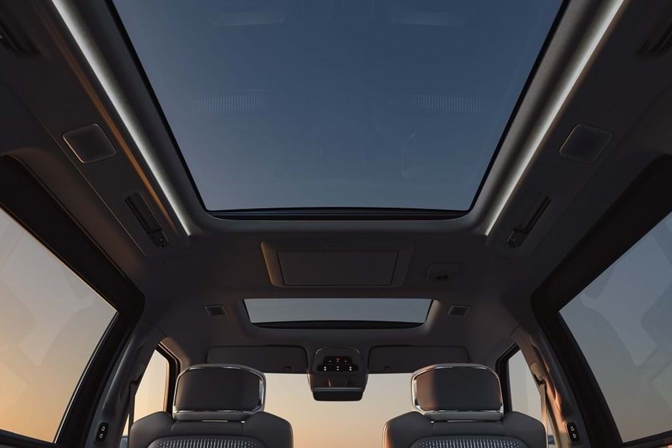 Estreia eléctrica nos monovolumes: Volvo mostra interior do EM90