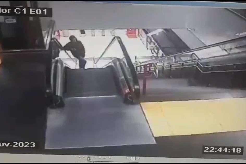 Carro entra no metro em marcha atrás e quase atropela rapaz