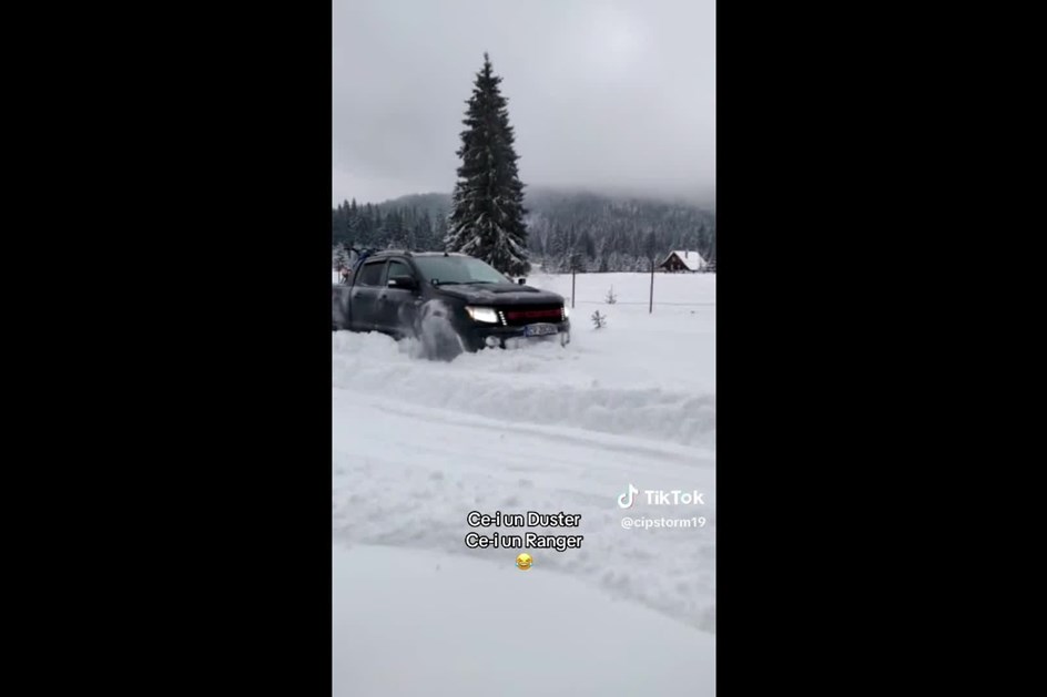 Só visto: Dacia Duster ridiculariza Ford Ranger no meio da neve