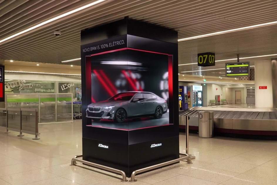 BMW i5 recebe passageiros do aeroporto de Lisboa em modo 3D