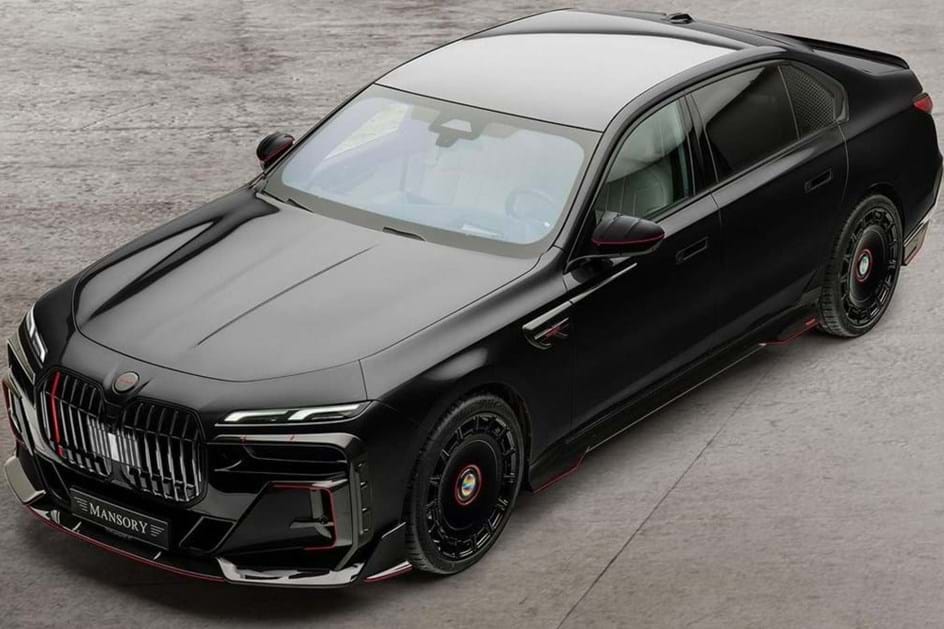 Um Mansory muito negro: BMW Série 7 recheado a fibra de carbono