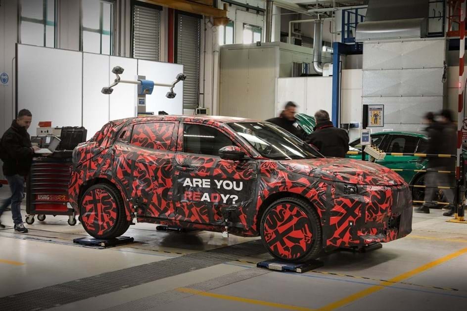 Alfa Romeo Milano em testes finais confirma data de estreia