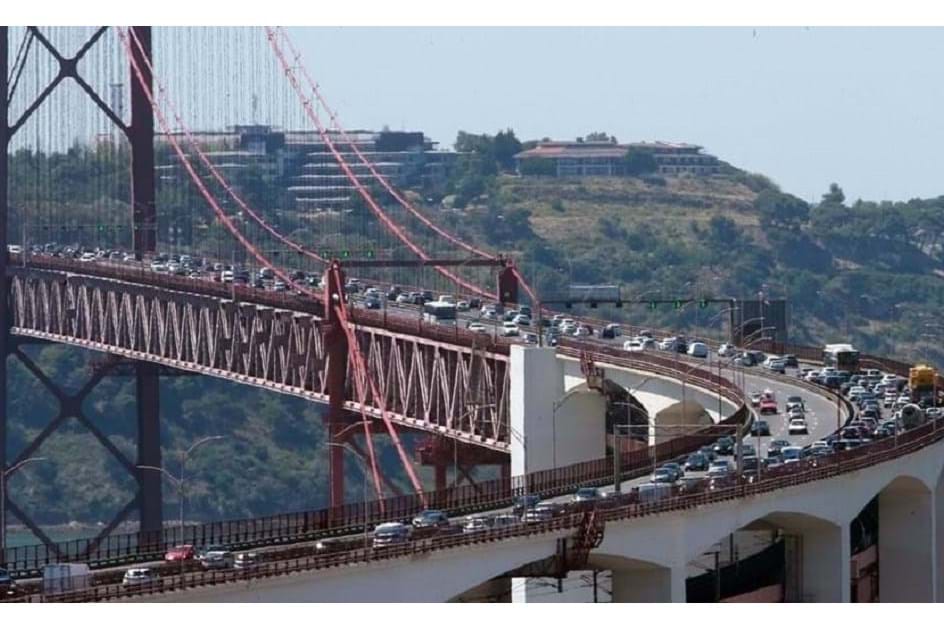 Ponte 25 de Abril ''corta'' trânsito na madrugada de domingo