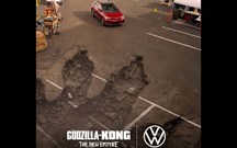 Volkswagen ID.4 no meio da luta entre Godzilla e King Kong