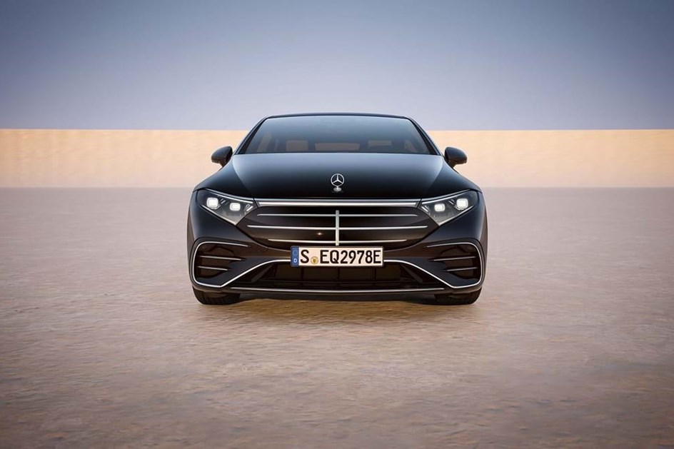 Mercedes-Benz EQS actualiza-se para ir mais longe… e recupera estrela no capô!