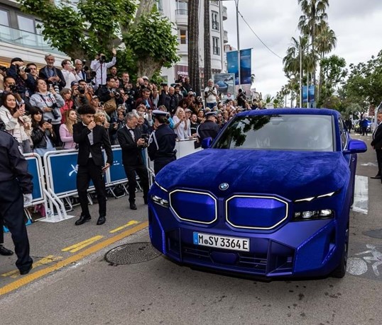 Extravagância em Cannes: um BMW XM ''forrado'' a veludo!