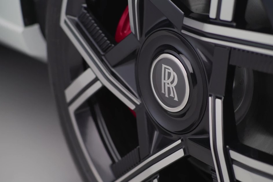 Rolls-Royce Cullinan: luxo retocado para manter excelência automóvel