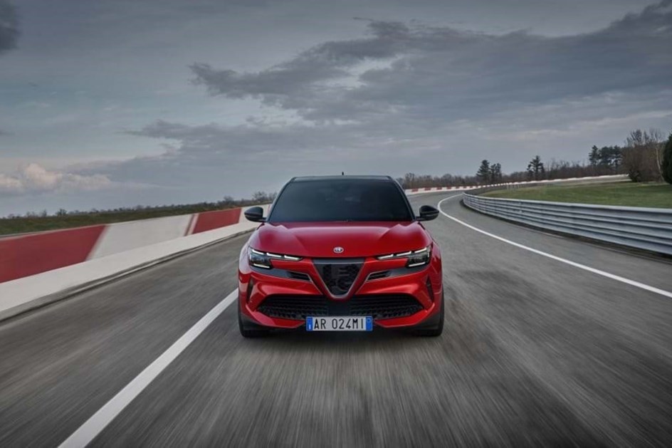 Alfa Romeo Júnior já é Veloce: 280 cv eléctricos para emoções fortes