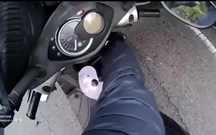 'Scooter' segura carro em acidente insólito
