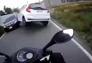 'Scooter' segura carro em acidente insólito
