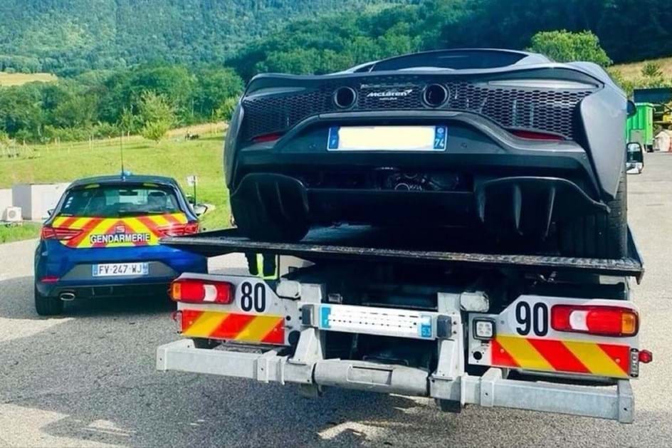 McLaren Artura perseguido e capturado… por um Seat León Cupra?!