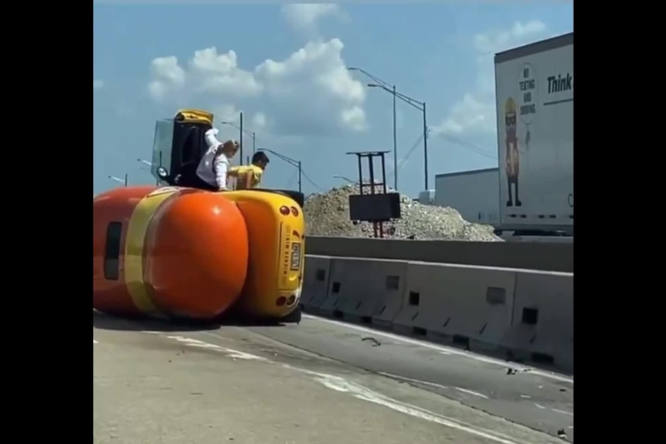 ''Cachorro quente'' capota em auto-estrada americana