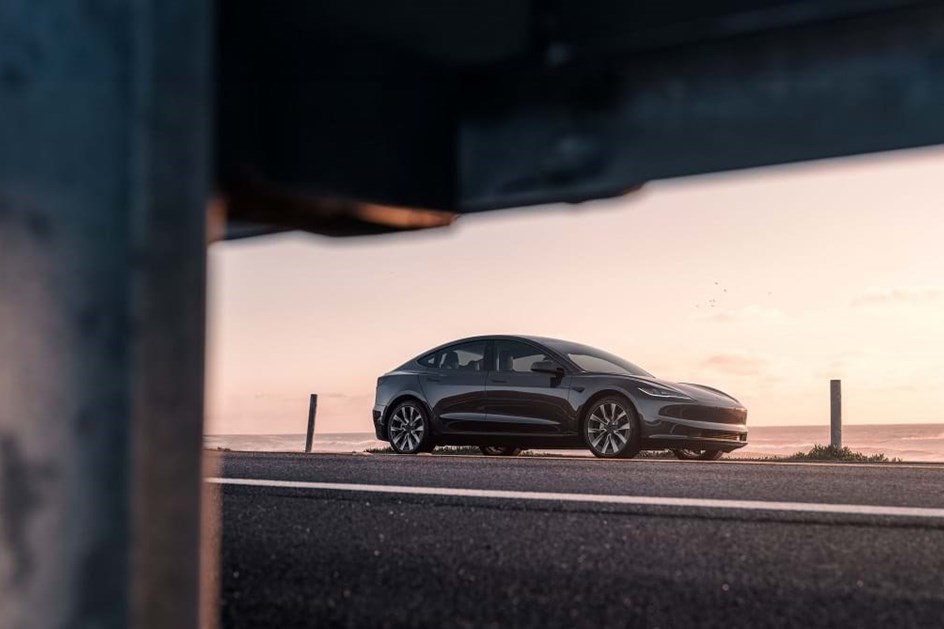 Novo Tesla Model 3 chega aos 702 km de autonomia e já tem preço