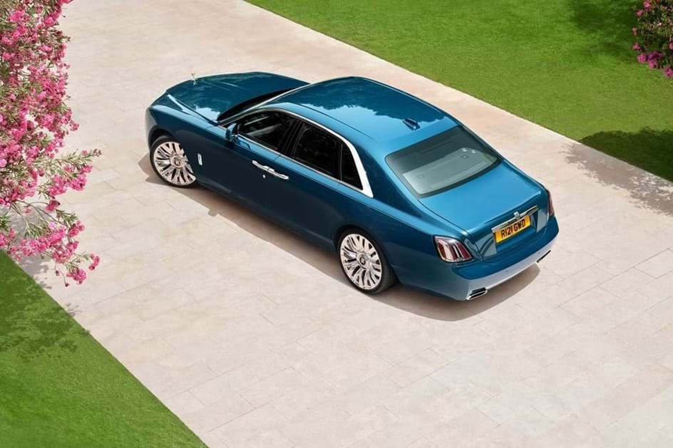 Rolls-Royce actualiza Ghost com mais requinte… mas não larga o V12!