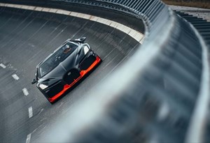 Novo recorde mundial: Bugatti W16 Mistral bate 454 km/h de cabelos ao vento