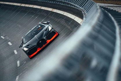 Novo recorde mundial: Bugatti W16 Mistral bate 454 km/h de cabelos ao vento