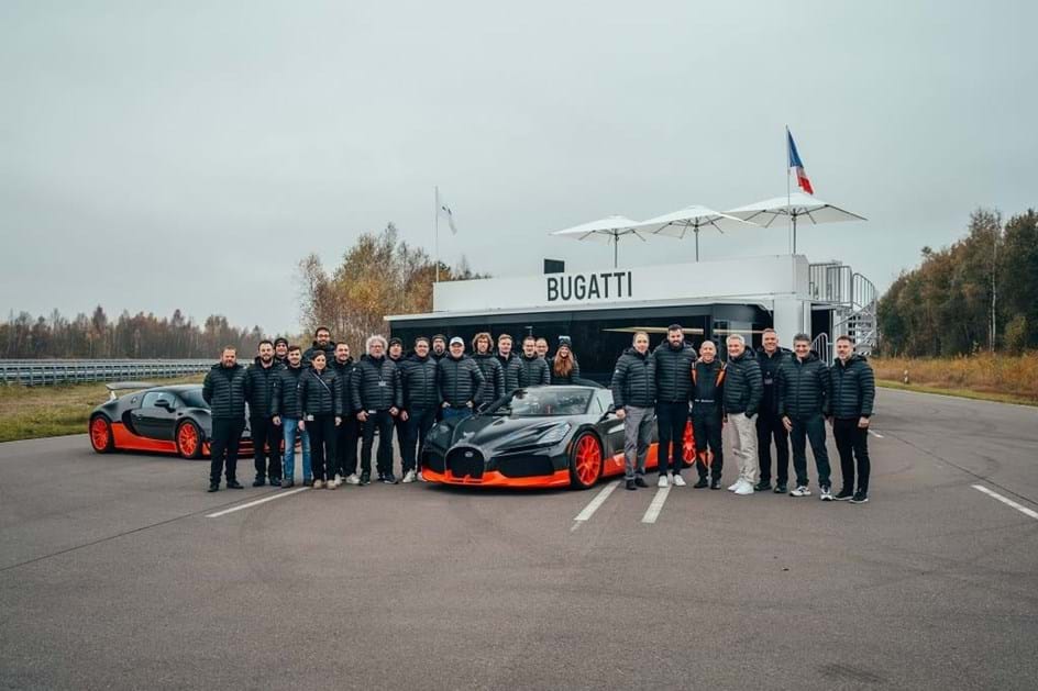 Novo recorde mundial: Bugatti W16 Mistral bate 454 km/h de cabelos ao vento