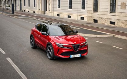 Alfa Romeo estreia Junior Ibrida Q4 com tracção integral em Bruxelas