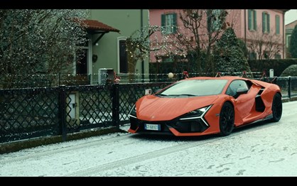 O Natal segundo a Lamborghini com um Revuelto em pano de fundo