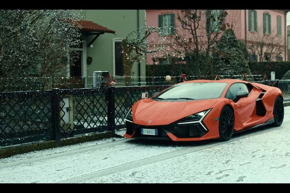 O Natal segundo a Lamborghini com um Revuelto em pano de fundo