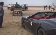 Ferrari California salvo da maré cheia… por um par de bois!