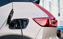 Volvo agiliza recargas eléctricas e melhora infoentretenimento